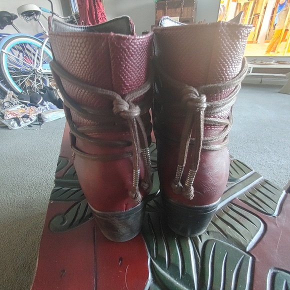 Ladies 9.5 Leather Boots Deep Red - Picture 3 of 6